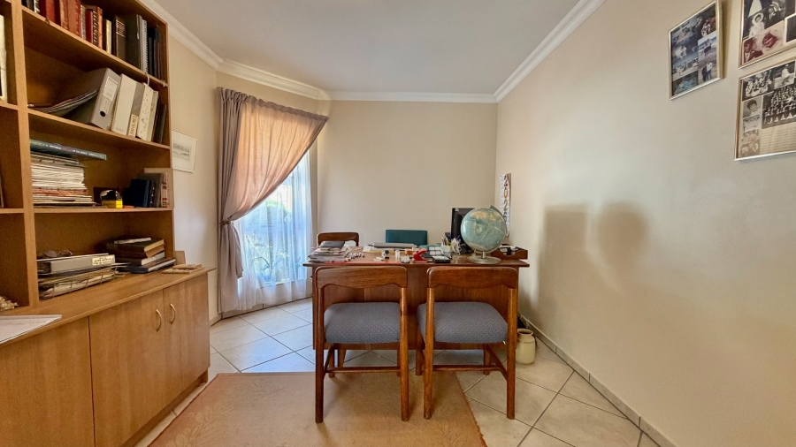 5 Bedroom Property for Sale in Mountainside Western Cape